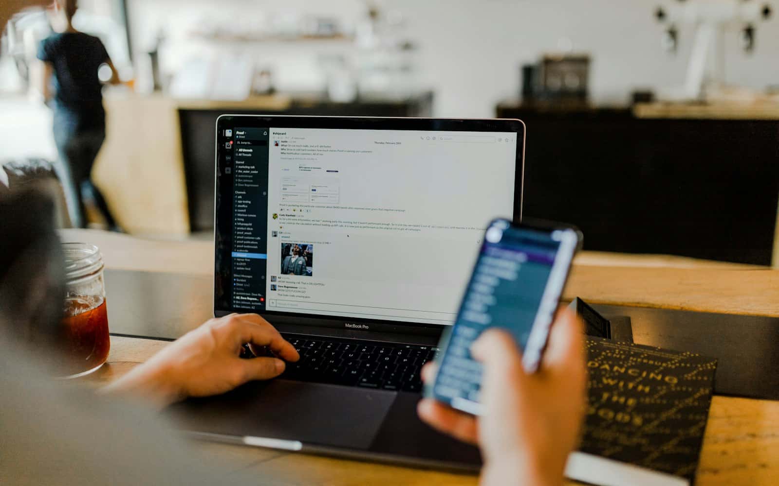 Masanın üzerinde yan yana duran dizüstü bilgisayar ve akıllı telefon