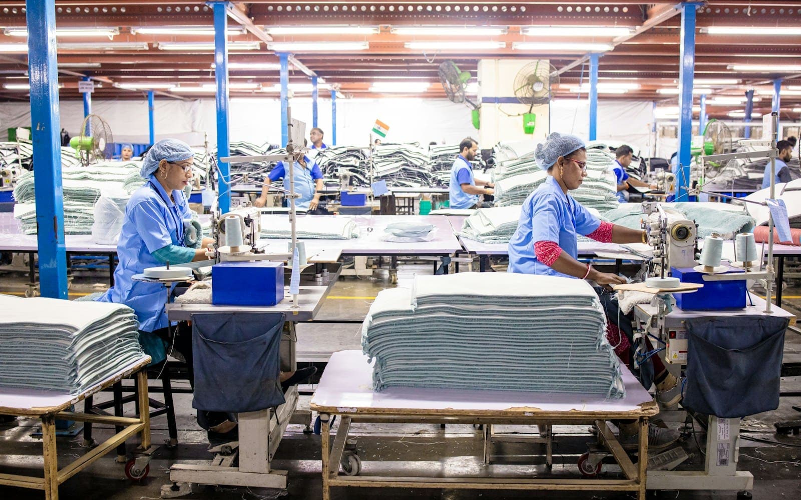 Tekstil fabrikasında dikiş makineleri başında çalışan işçiler