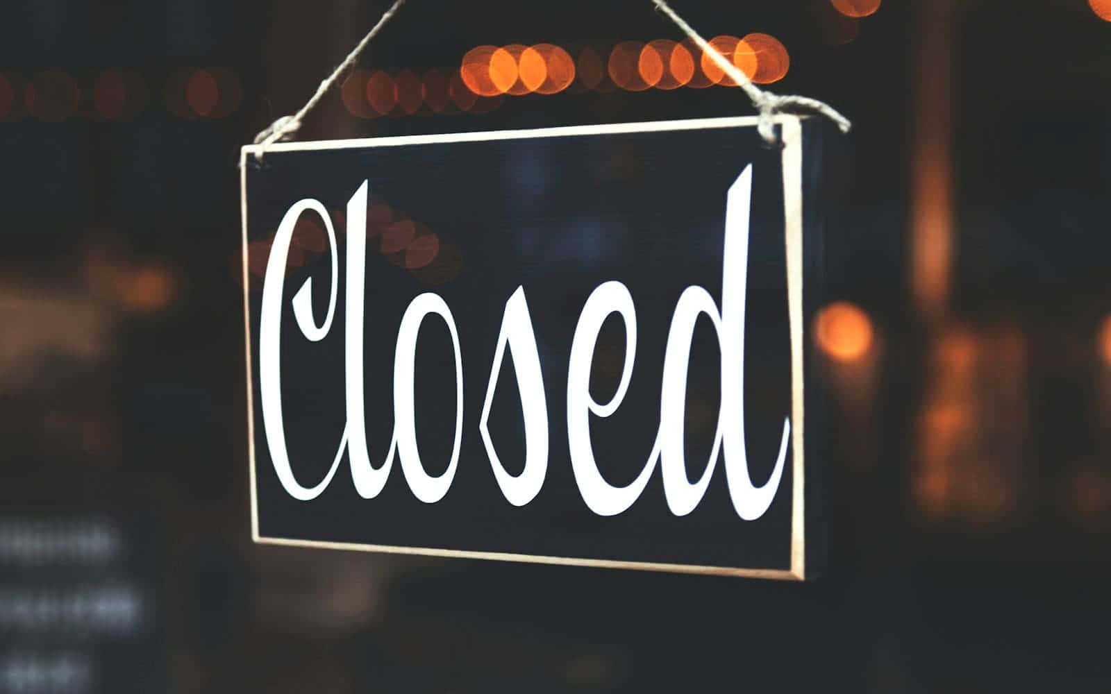 Cam kapıda asılı, üzerinde "Closed" yazan kapalı tabelası