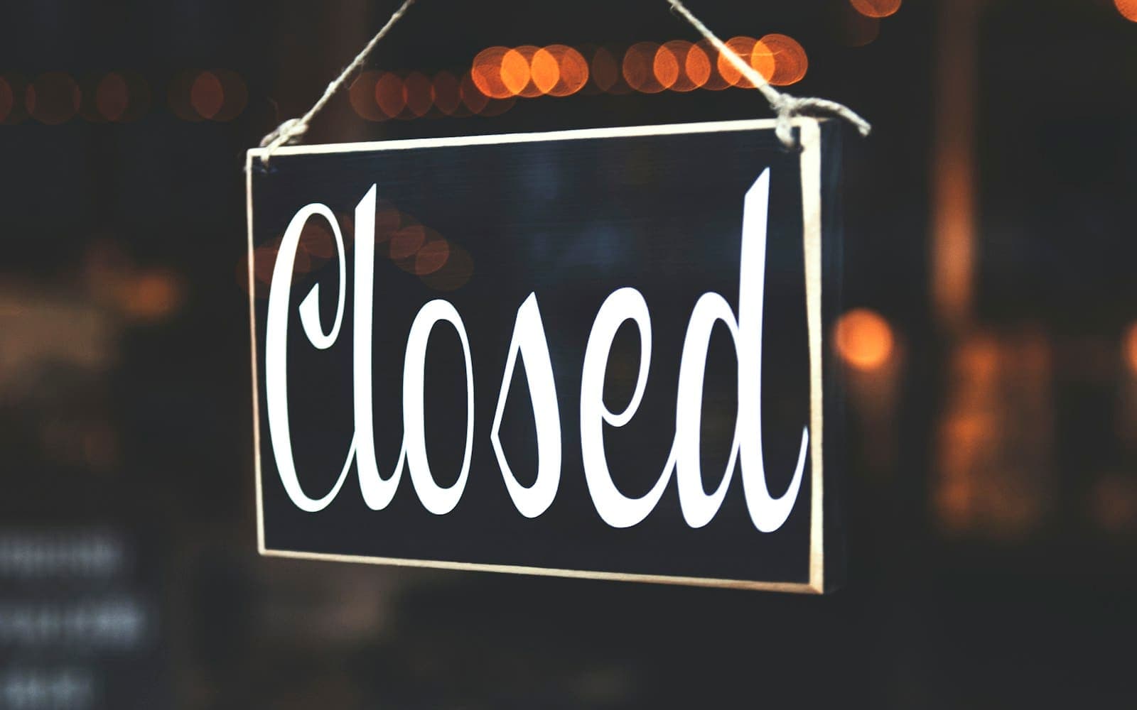 Cam kapıda asılı, üzerinde "Closed" yazan kapalı tabelası