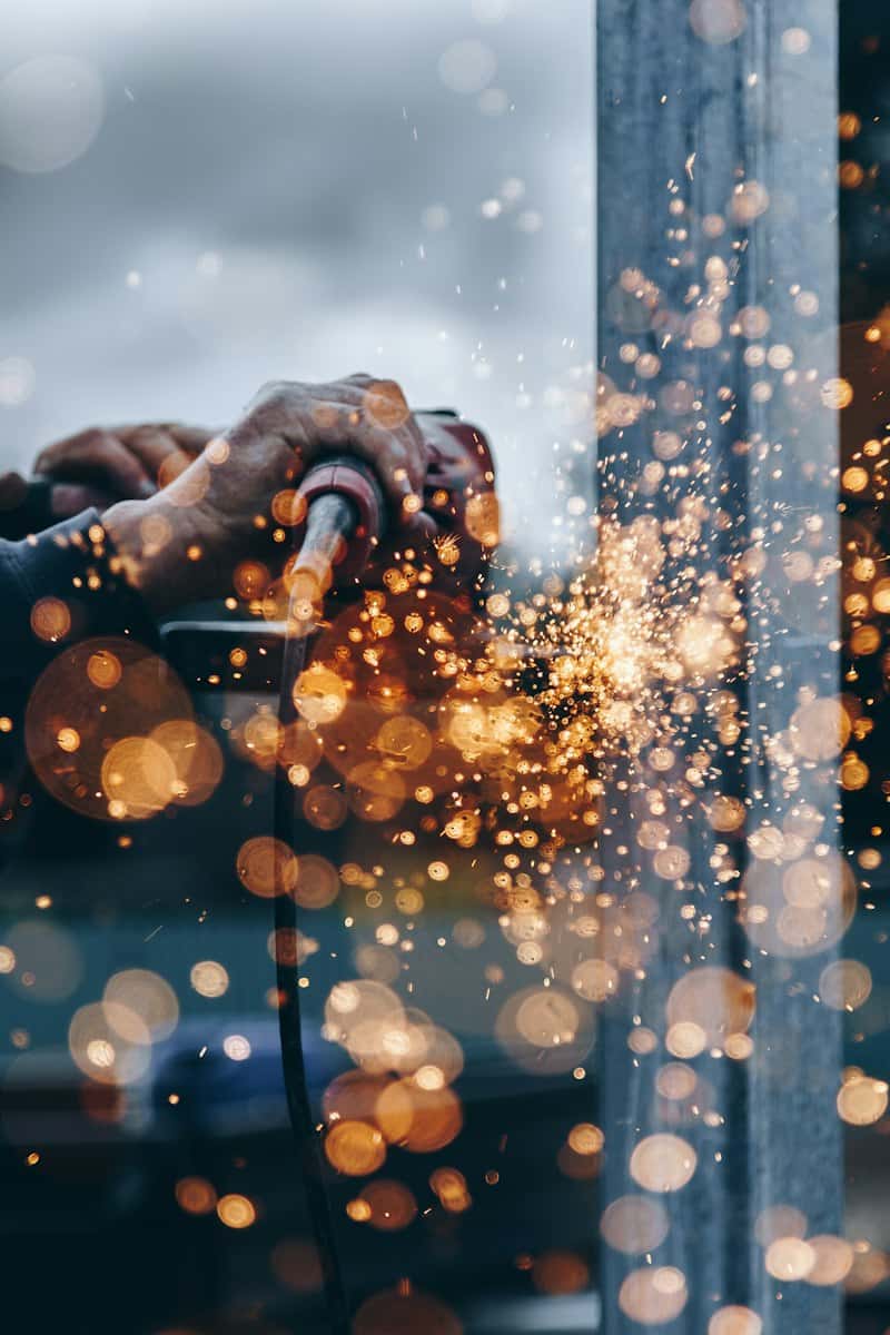 Metal taşlama sırasında kıvılcımlar saçan metal işleme atölyesi