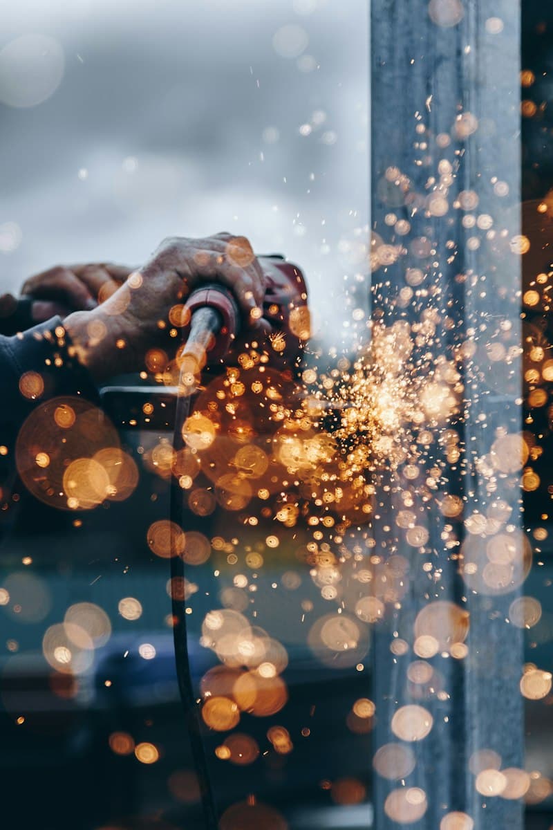 Metal taşlama sırasında kıvılcımlar saçan metal işleme atölyesi